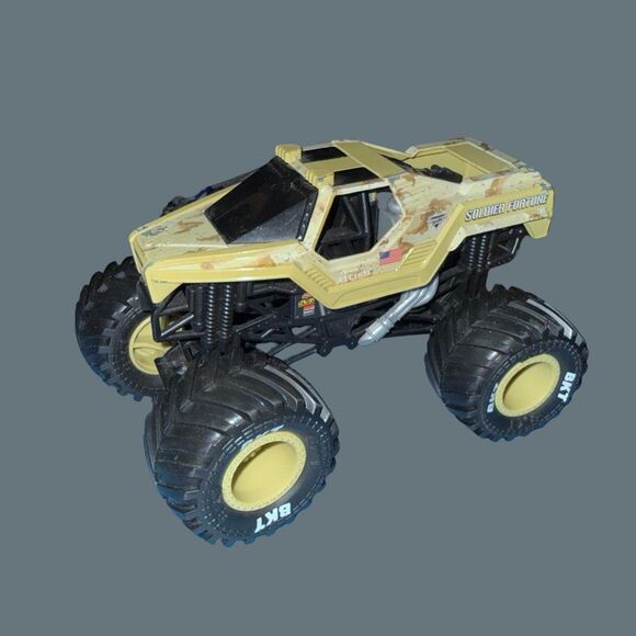 Hot Wheels Monster Jam 1:24 Truck 2017 SOLDIER FORTUNE Target Exclusive - Picture 8 of 9